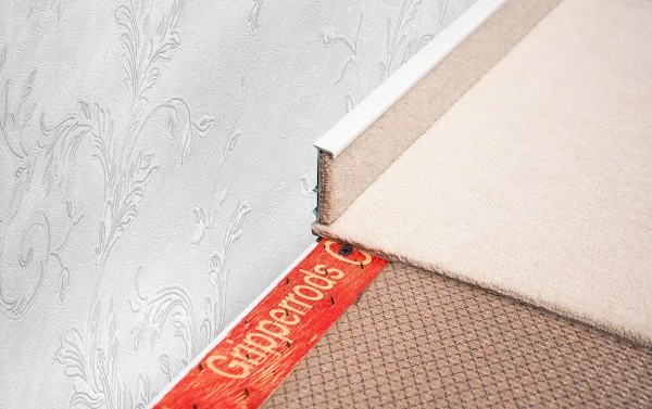 Плинтус для ковролина Korner Listwa 100 Белый 2,5м (50мм) в Тольятти