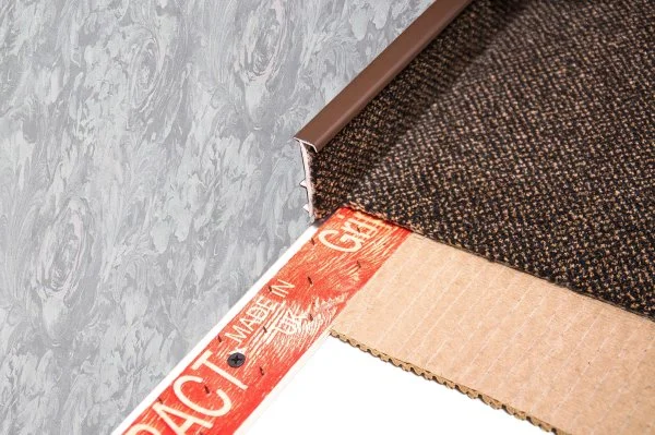 Плинтус для ковролина Korner Listwa 105 Темно-коричневый 2,5м (50мм) в Тольятти