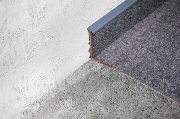 Плинтус для ковролина Korner Listwa 108 Графит 2,5м (50мм) в Тольятти